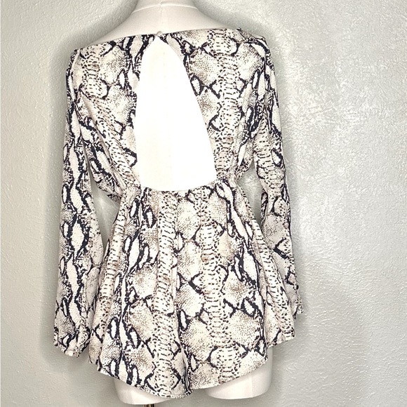 Tobi Bite Me Taupe Multi Snakeskin‎ Print Off The Shoulder Shorts Romper Sz S - Picture 5 of 11